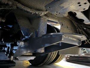 Механизм подъема оси для низкорамных тралов